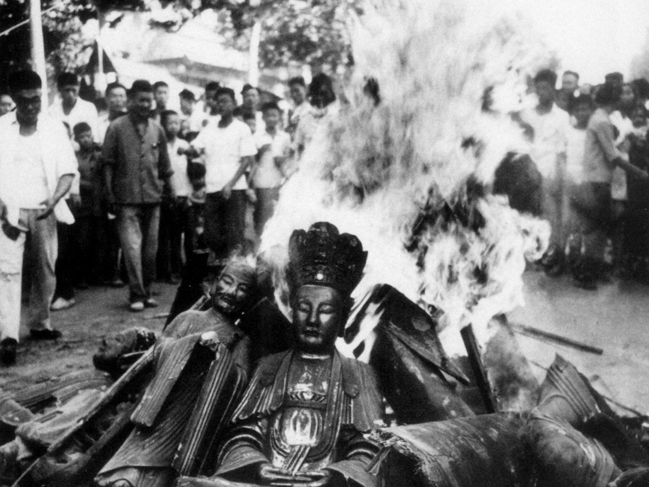 Маоисты уничтожают буддистские святыни, 1949 год.